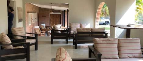 Breakfast, lunch, dinner served; local and international cuisine