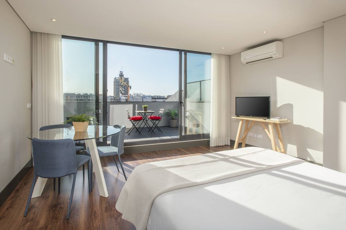 Panoramic Loft, City View | Premium bedding, desk, blackout drapes, soundproofing
