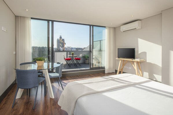 Loft panorâmico, vista para a cidade | Roupas de cama premium, individualmente decorados