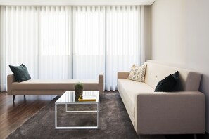 슈피리어 아파트, 침실 1개, 발코니, 시내 전망 | 거실 공간 | 케이블 채널 시청이 가능한 32인치 LCD TV, TV