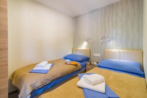 客房内保险箱、办公桌、遮光窗帘、婴儿床
