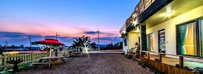 Fachada de la propiedad por la tarde o noche