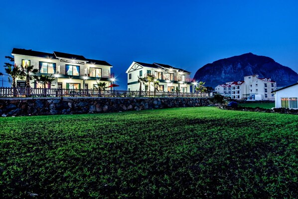 Fachada de la propiedad por la tarde o noche