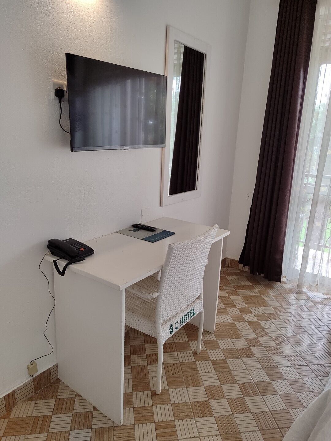 Douche, chaussons, serviettes fournies