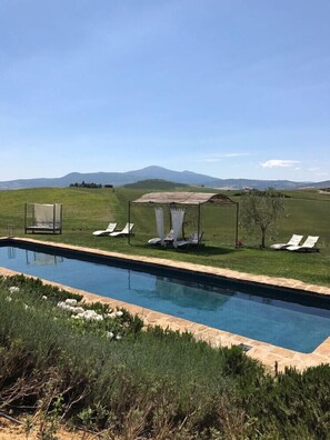 حمّام سباحة خارجي موسمي، مظلات على حمّام السباحة، مقاعد للتشمس