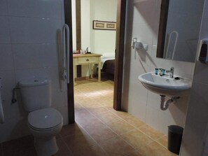 Camera con letto matrimoniale o 2 letti singoli (Disability Acess) | Bagno | Doccia, soffione a pioggia