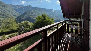 A wooden deck with a view of mountains and greenery. - L'Espiatet (Borce)