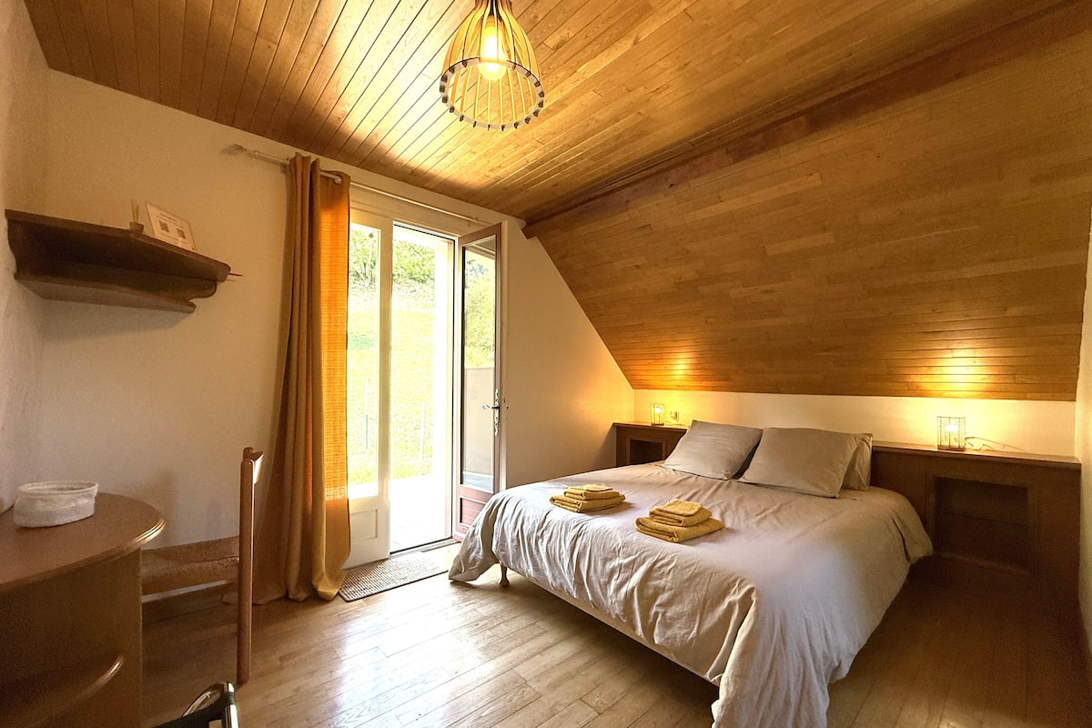 Chambre Double, vue montagne (Jaune) | Rideaux occultants, chambres insonorisées, fer et planche à repasser