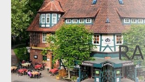 Um edifício tradicional europeu com uma placa que diz 'Hotel Ratskeller Gehrden'.