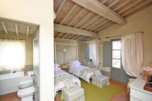Villa, plusieurs chambres | 7 chambres, décor unique, ameublement unique, bureau