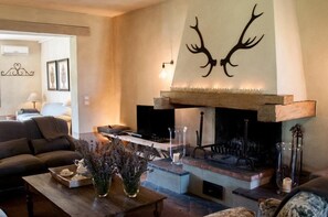 Villa, plusieurs chambres | Aire de séjour | Téléviseur à écran plat