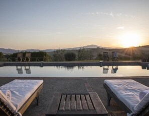 Piscina stagionale all'aperto, ombrelloni da piscina, lettini