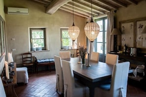 Villa, plusieurs chambres | Repas dans la chambre
