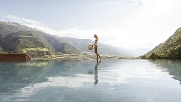 Piscine couverte, 13 piscines extérieures, parasols de plage