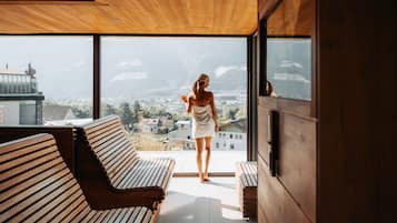 Outdoor treatment area, sauna, hot tub, steam room, Turkish bath/hammam