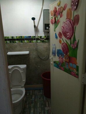 標準雙人房 | 浴室 | 淋浴設備、免費梳洗用品、拖鞋、提供毛巾