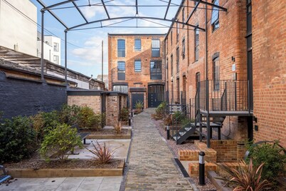 Elliot Oliver - Stylish 2 Bedroom Town Centre Apartment