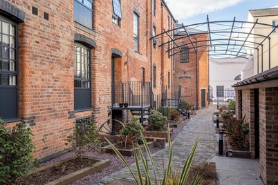 Elliot Oliver - Stylish 2 Bedroom Town Centre Apartment
