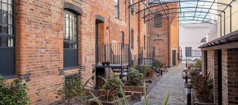 Elliot Oliver - Stylish 2 Bedroom Town Centre Apartment