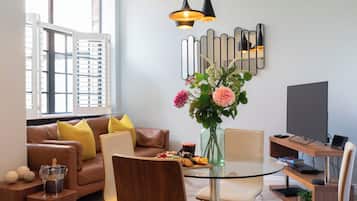 Standard Apartment, 2 Bedrooms | Dining room