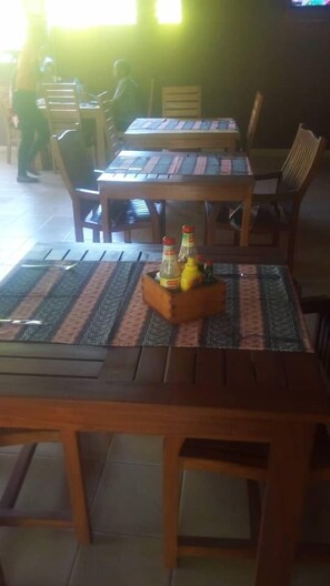 2 restaurantes; se sirven desayunos y cocina local e internacional 