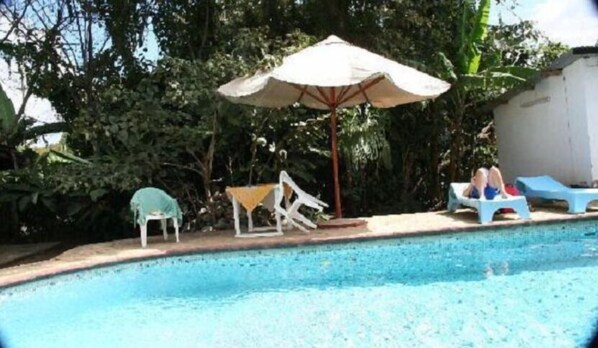 Außenpool, Sonnenschirme, Liegestühle