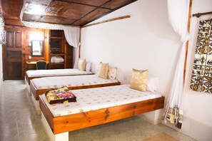Habitación triple | Escritorio, cortinas opacas, tabla de planchar con plancha