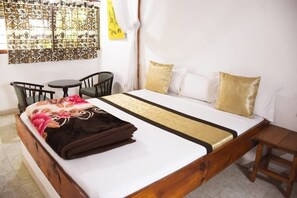 Habitación doble | Escritorio, cortinas opacas, tabla de planchar con plancha