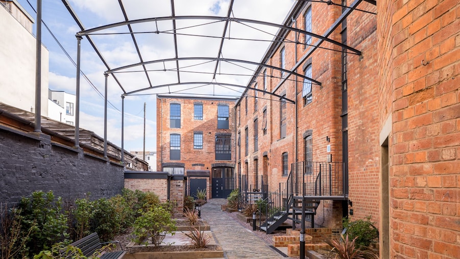 Elliot Oliver - Modern 2 Bedroom Town Centre Apartment
