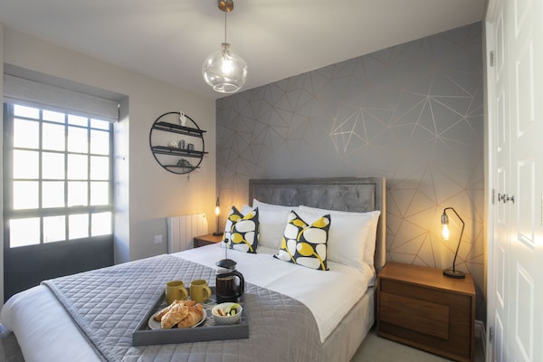 Elliot Oliver - Modern 2 Bedroom Town Centre Apartment - Cheltenham
