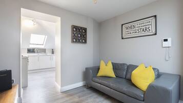 Appartement Standard, 2 lits doubles | Coin séjour | Télévision à écran plat de 32 pouces avec chaßnes numériques, télévision