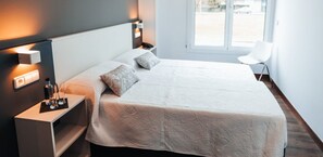 Habitació doble | Caixa forta a l'habitació i cortines opaques