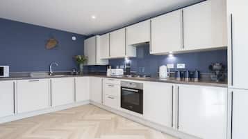 Standard Apartment, 3 Bedrooms | Private kitchen