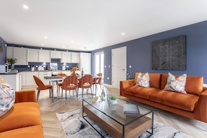 Standard-Apartment, 3 Schlafzimmer | Wohnbereich | 36-Zoll-Flachbildfernseher mit Digitalempfang, Fernseher, Netflix