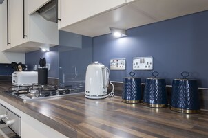 Refrigerador, microondas, horno, placa de cocina