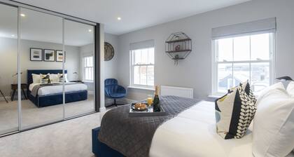 Elliot Oliver - Luxury 3 Bedroom Town Centre Apartment With Parking