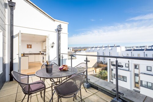 Elliot Oliver - Luxury 3 Bedroom Town Centre Apartment With Parking