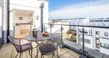Elliot Oliver - Luxury 3 Bedroom Town Centre Apartment With Parking