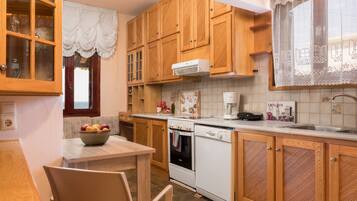 Romantic Annoula | Cocina privada | Frigorífico grande, horno, placa de cocina y cafetera o tetera