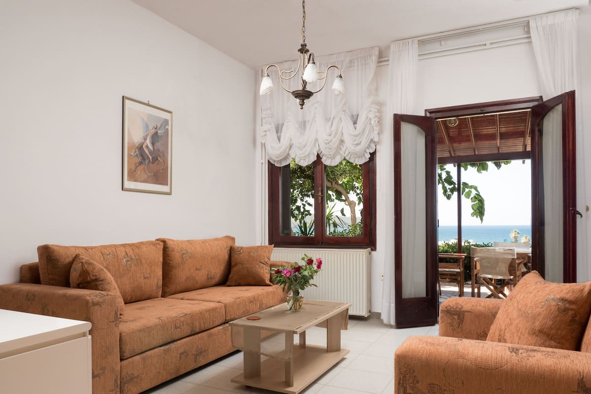 Romantic Annoula | Living room
