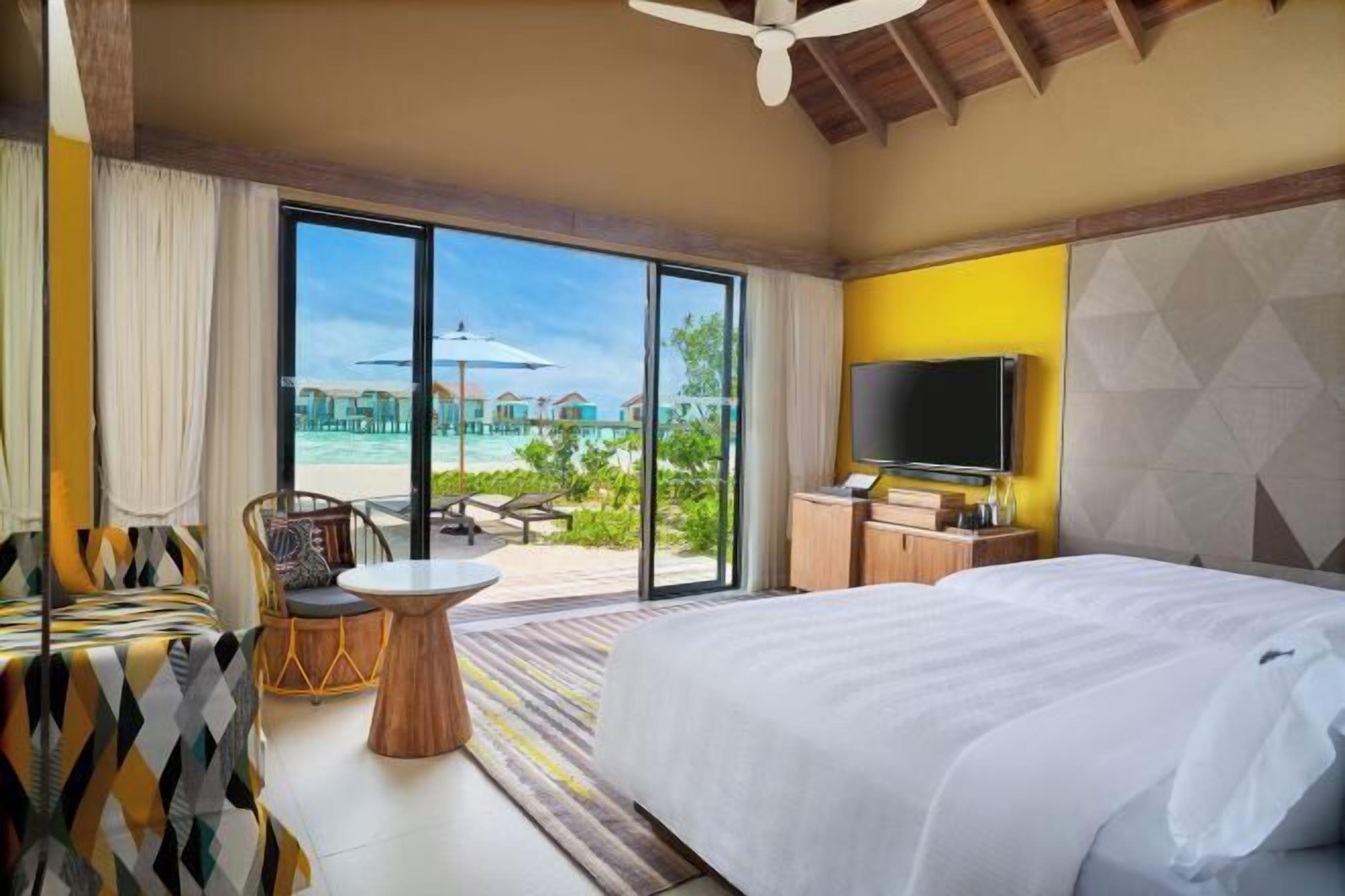 Bộ đồ giường cao cấp, minibar, két bảo mật tại phòng 