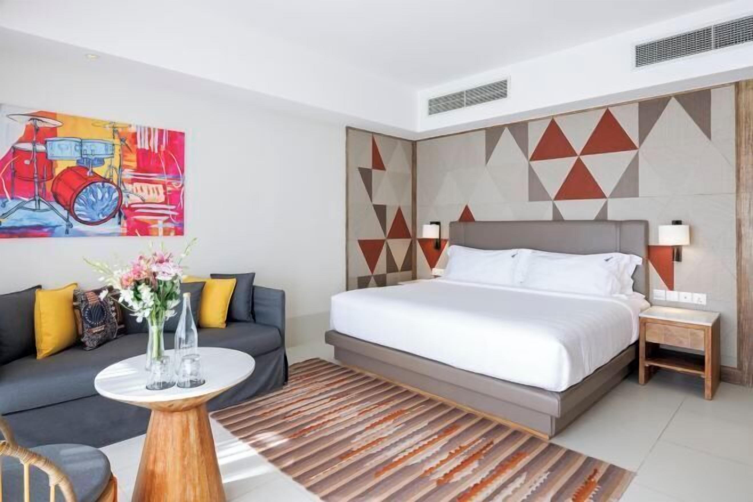 Bộ đồ giường cao cấp, minibar, két bảo mật tại phòng 