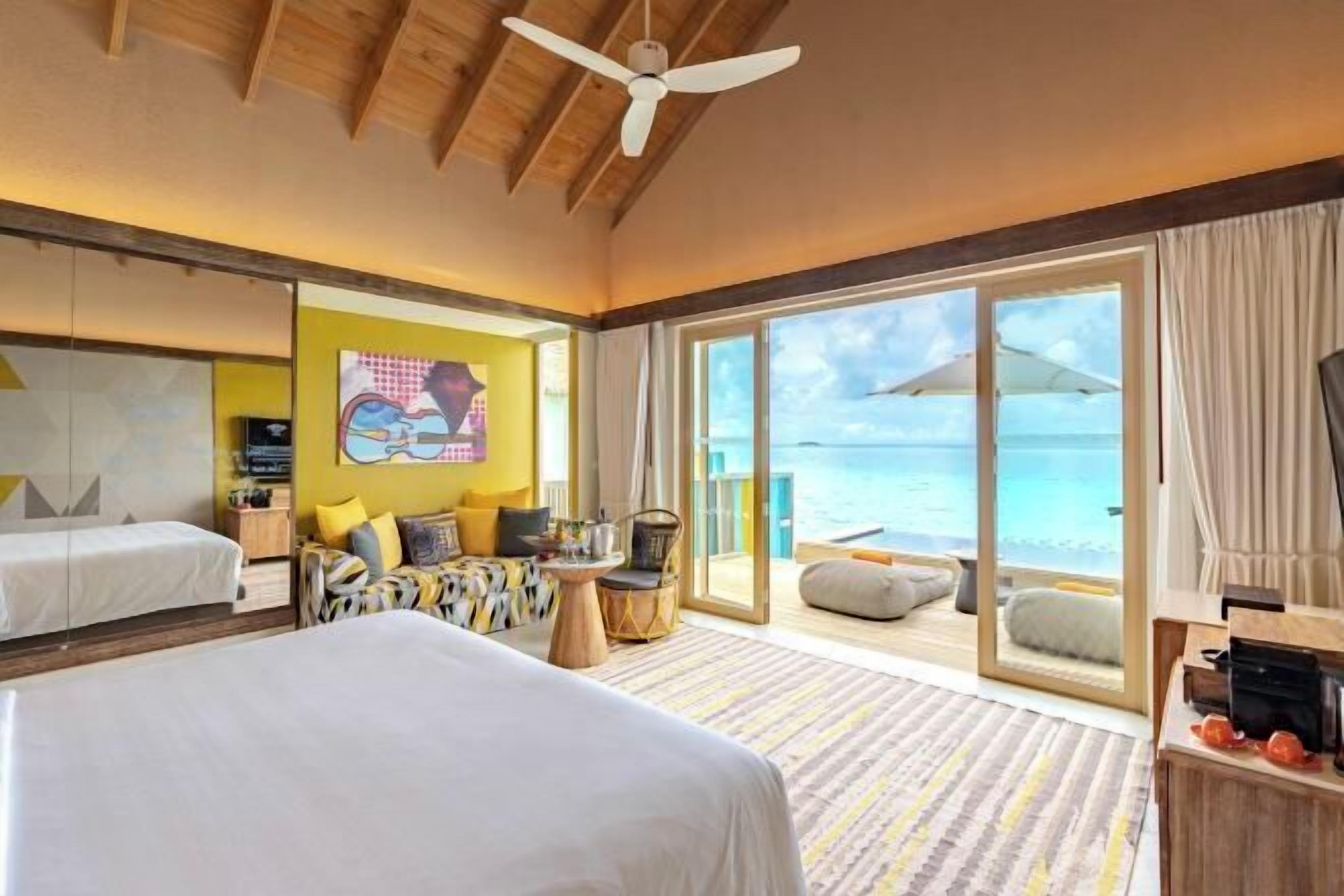 Bộ đồ giường cao cấp, minibar, két bảo mật tại phòng 
