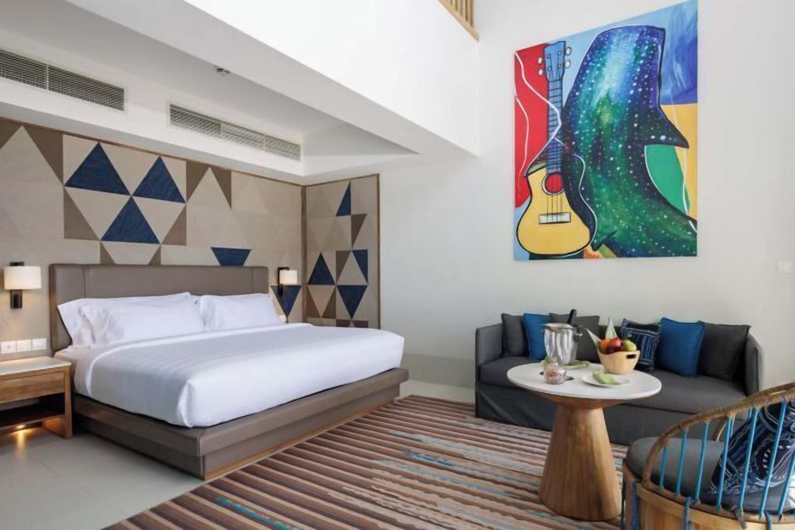 Bộ đồ giường cao cấp, minibar, két bảo mật tại phòng 