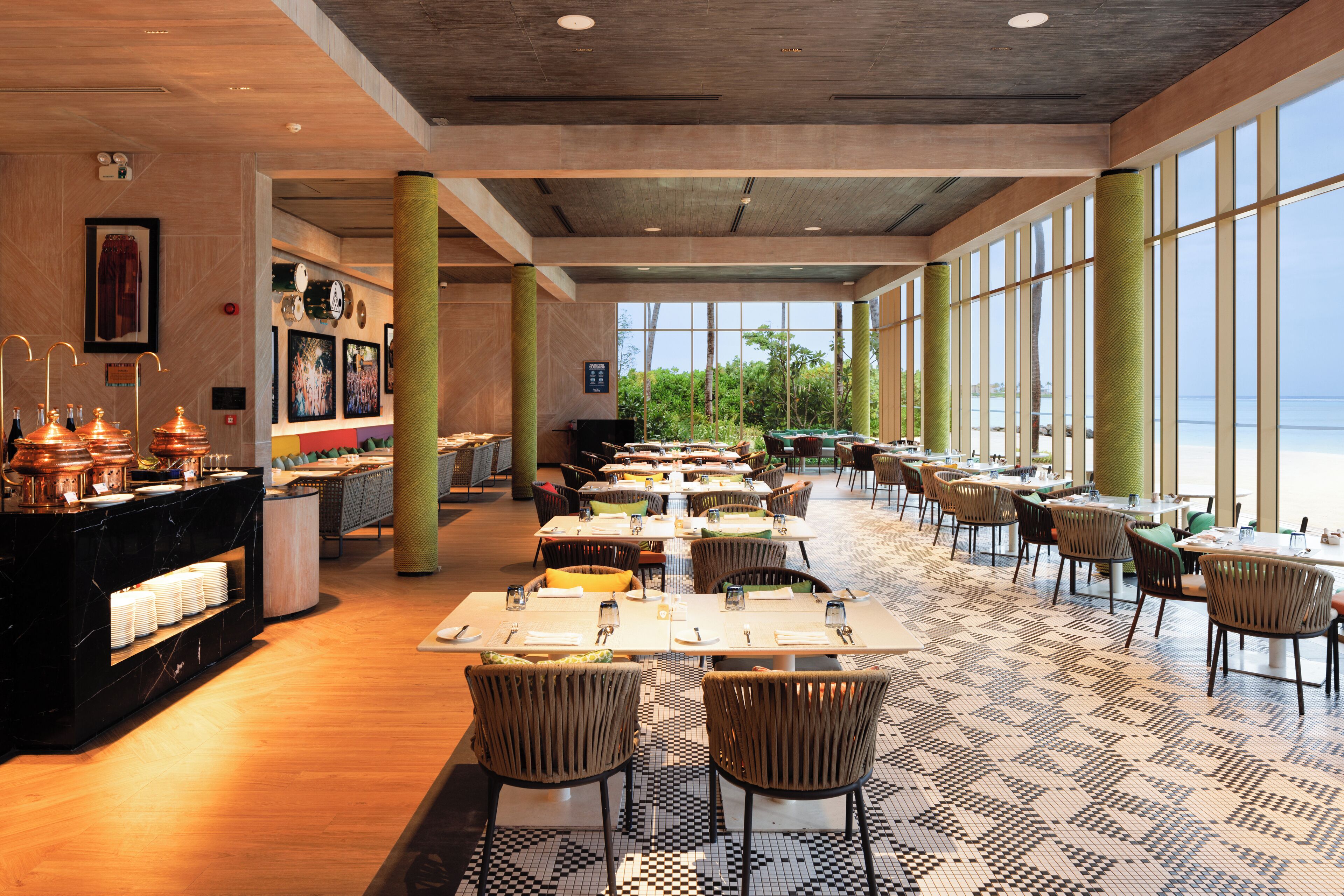 12 restaurants, breakfast, lunch, dinner served; international cuisine