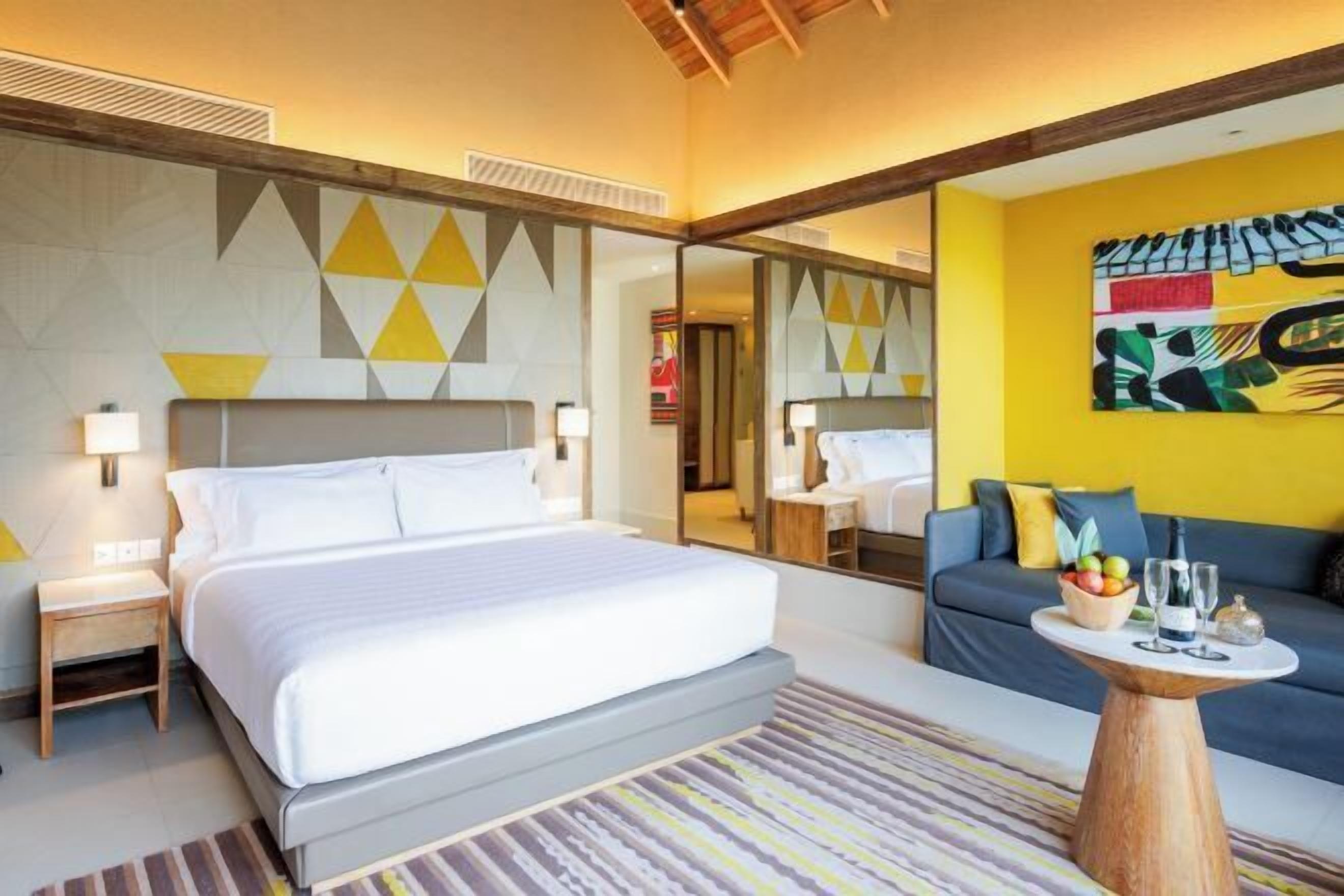 Bộ đồ giường cao cấp, minibar, két bảo mật tại phòng 