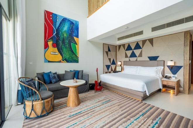 Bộ đồ giường cao cấp, minibar, két bảo mật tại phòng 