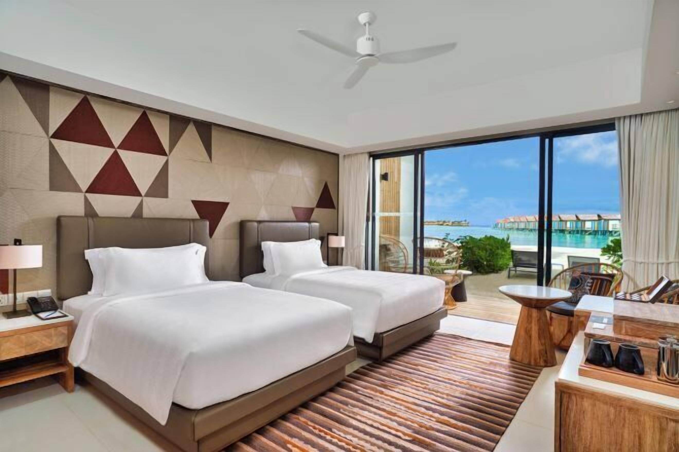 Bộ đồ giường cao cấp, minibar, két bảo mật tại phòng 