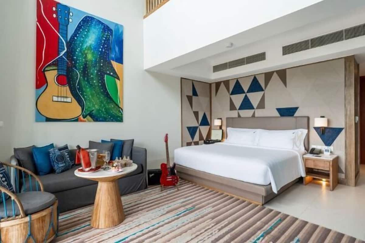 1 bedroom, premium bedding, minibar, in-room safe