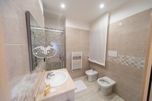 Chambre Triple Design, vue montagne | Salle de bain | Douche, douche à « effet pluie », articles de toilette gratuits